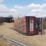 Carreta carregada com milho tomba na CE 166/265, em Quixeramobim, ninguém ficou ferido, apenas danos matérias QUIXERAMOBIM