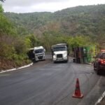Caminhão baú carregado de açaí tomba no Ceará QUIXERAMOBIM