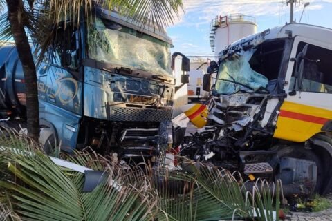 Suspeito rouba caminhão-tanque e colide contra carreta estacionada em Fortaleza