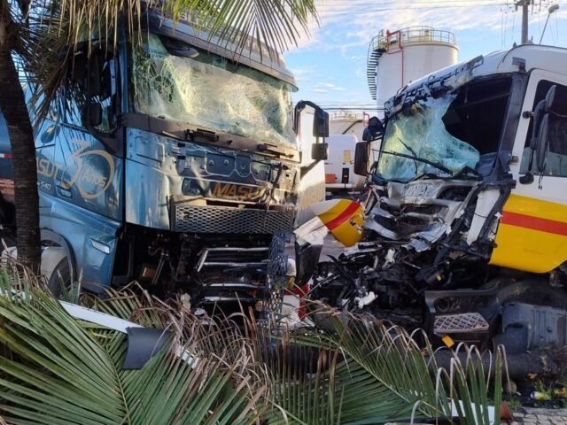 Suspeito rouba caminhão-tanque e colide contra carreta estacionada em Fortaleza