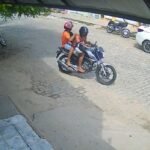 Dupla em motocicleta rouba capacetes de veículos estacionados em Quixeramobim QUIXERAMOBIM