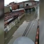 Chuva forte provoca alagamentos em ruas e casas de Fortaleza