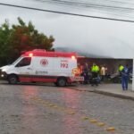 Acidente por queda de motocicleta em Quixeramobim: Calçamento molhado agrava situação QUIXERAMOBIM