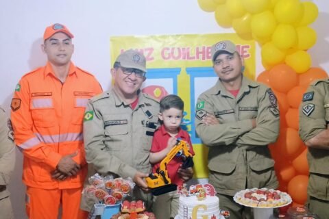 CBMCE participa do aniversário de criança que sonha em ser bombeiro em Quixadá