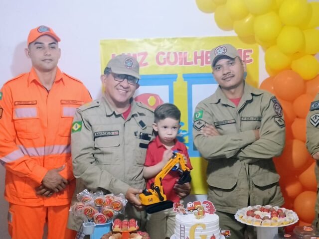 CBMCE participa do aniversário de criança que sonha em ser bombeiro em Quixadá