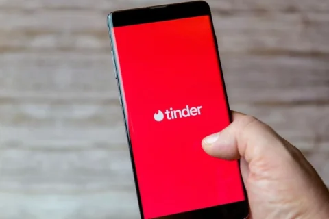 Homem aciona Procon por não conseguir encontros no Tinder em 4 anos mesmo com perfil impulsionado