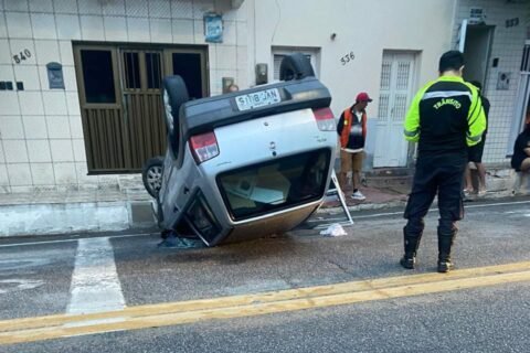Veículo Fiat capota na Rua Tenente Cravo, próximo ao 9º BPM, em Quixadá; apenas danos materiais