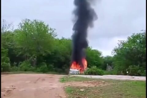 Incêndio destrói ônibus escolar e suspende aulas em Senador Pompeu