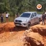 Motorista arrisca travessia e caminhonete acaba dentro de lago