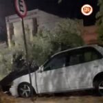 Árvore cai durante forte chuva e atinge veículos no Centro de Quixeramobim