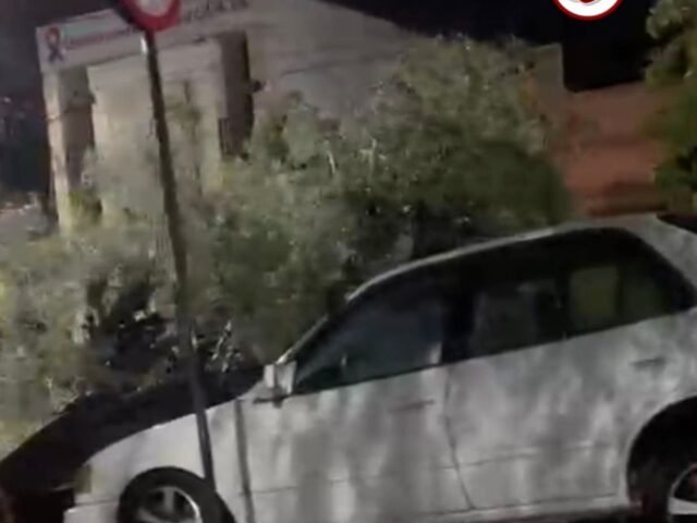 Árvore cai durante forte chuva e atinge veículos no Centro de Quixeramobim