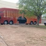 Ônibus de Zé Vaqueiro já está em Quixeramobim para a última noite do CarnaCentral 2026