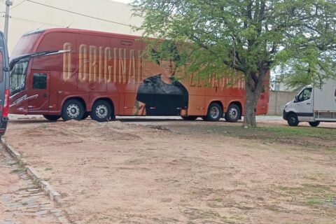 Ônibus de Zé Vaqueiro já está em Quixeramobim para a última noite do CarnaCentral 2026