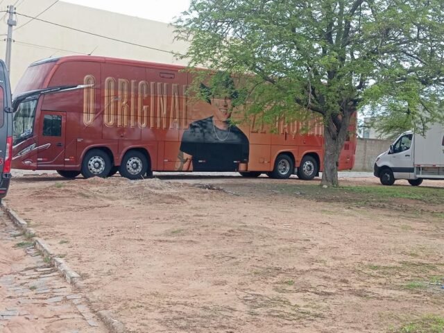 Ônibus de Zé Vaqueiro já está em Quixeramobim para a última noite do CarnaCentral 2026