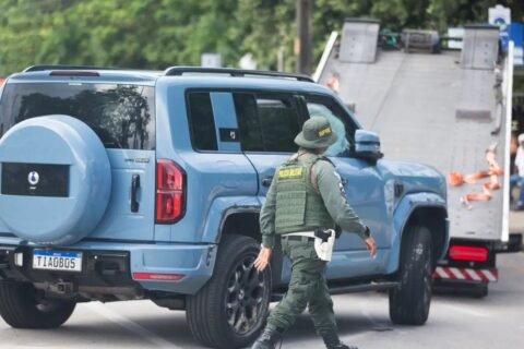 Motorista que voou sobre dunas de Canoa Quebrada capota carro de luxo durante test drive em Fortaleza