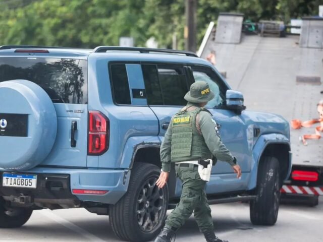 Motorista que voou sobre dunas de Canoa Quebrada capota carro de luxo durante test drive em Fortaleza