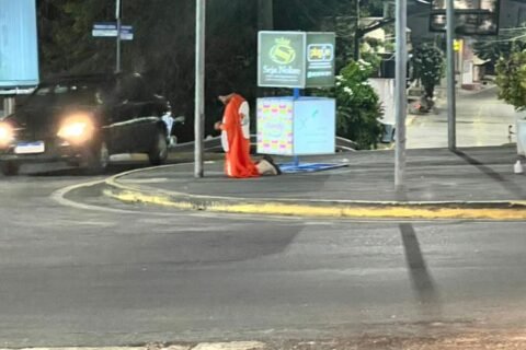 Homem emociona ao se ajoelhar e agradecer a Deus após dia de trabalho em Quixeramobim