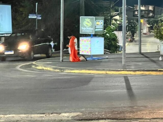 Homem emociona ao se ajoelhar e agradecer a Deus após dia de trabalho em Quixeramobim