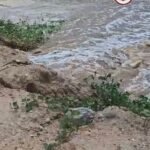 Um Trecho da parede de um açude sobre o rio Banabuiú rompe após fortes chuvas na zona rural de Quixeramobim