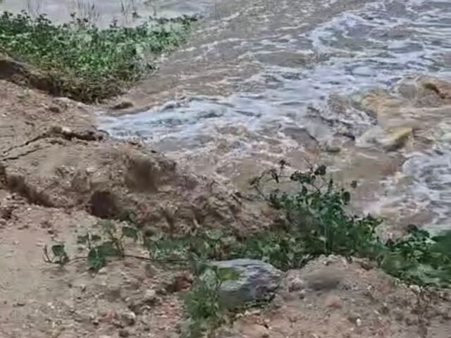 Um Trecho da parede de um açude sobre o rio Banabuiú rompe após fortes chuvas na zona rural de Quixeramobim