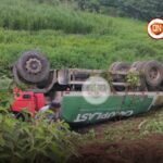 Caminhão tomba na parede de açude na zona rural de Quixeramobim