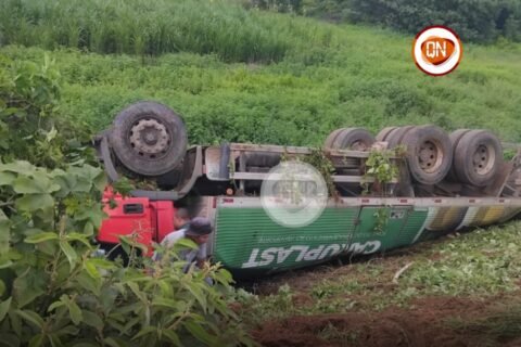 Caminhão tomba na parede de açude na zona rural de Quixeramobim