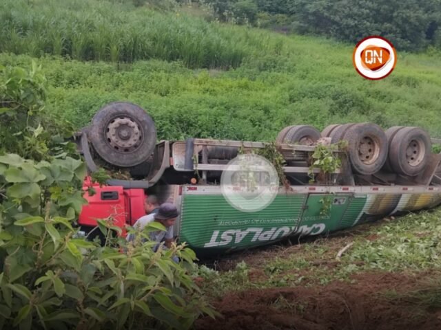 Caminhão tomba na parede de açude na zona rural de Quixeramobim