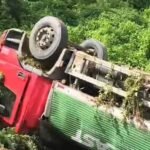 Caminhão tomba na parede de açude na zona rural de Quixeramobim