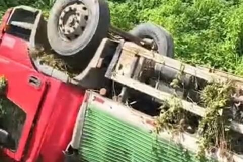 Caminhão tomba na parede de açude na zona rural de Quixeramobim