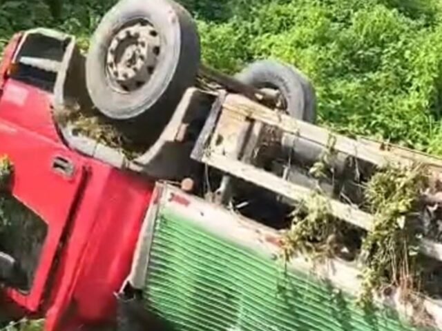 Caminhão tomba na parede de açude na zona rural de Quixeramobim