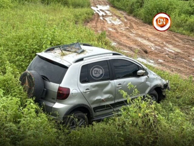 Carro sai da pista e capota na manhã deste sábado em Quixeramobim