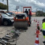 Delegado William Lopes opera máquina e mais de 200 escapamentos adulterados são destruídos em Quixeramobim