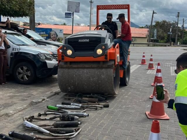 Delegado William Lopes opera máquina e mais de 200 escapamentos adulterados são destruídos em Quixeramobim