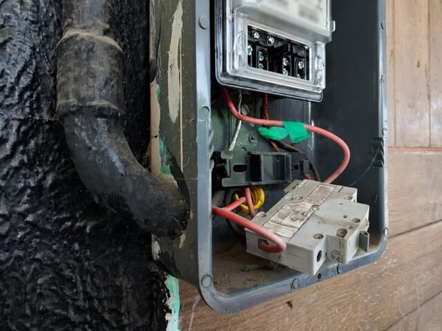 Operação da Enel identifica furto de energia em Quixeramobim; duas pessoas são conduzidas à delegacia
