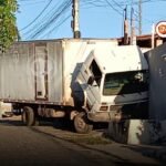 Caminhão desgovernado invade residência e derruba portão em Quixeramobim