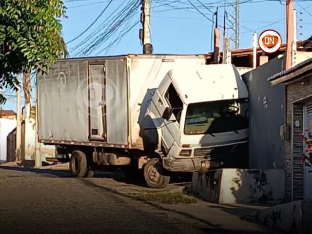 Caminhão desgovernado invade residência e derruba portão em Quixeramobim