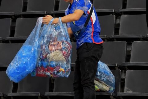 Torcida japonesa dá exemplo de cidadania e limpa estádio após partida contra a Holanda