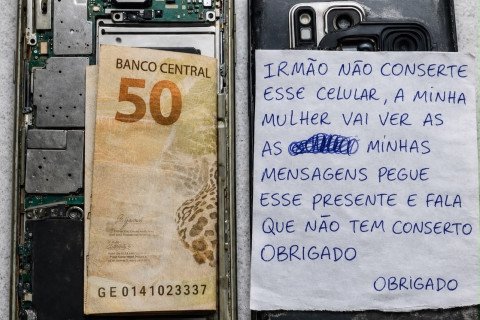 Bilhete com R$ 50 pede que técnico não conserte celular para esconder mensagens da esposa