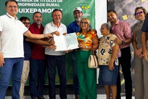 Famílias da comunidade do Cupim recebem títulos de propriedade rural em Quixeramobim