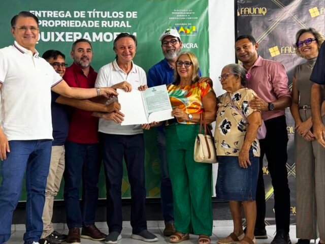 Famílias da comunidade do Cupim recebem títulos de propriedade rural em Quixeramobim