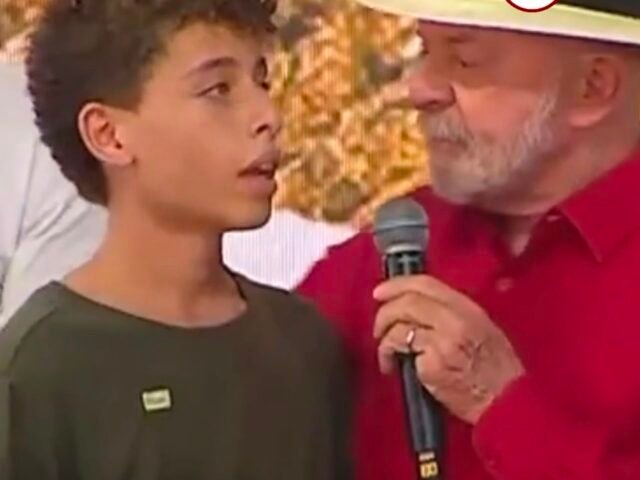 Lula convida Luís Henrique ao palco após ler mensagem escrita em papelão