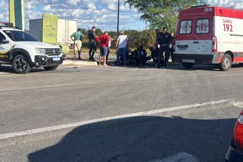 Motociclista fica gravemente ferido após colisão com caminhão na CE-060, em Quixeramobim