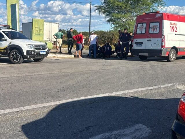 Motociclista fica gravemente ferido após colisão com caminhão na CE-060, em Quixeramobim