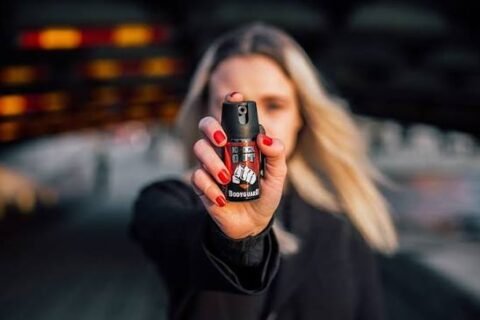 Senado aprova projeto que libera spray de pimenta para defesa pessoal de mulheres