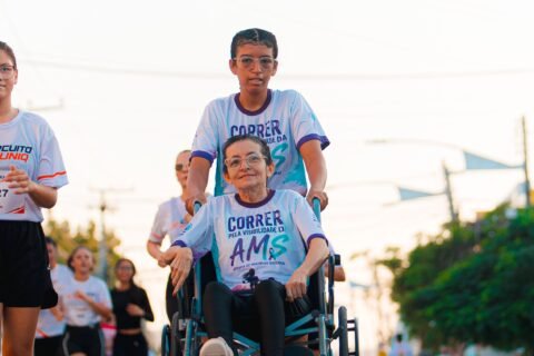 Fisioterapeuta emociona Quixeramobim ao completar corrida empurrando paciente com doença rara
