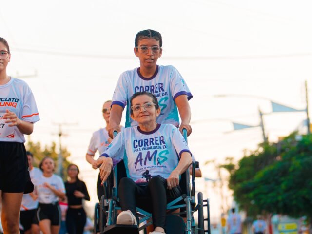 Fisioterapeuta emociona Quixeramobim ao completar corrida empurrando paciente com doença rara