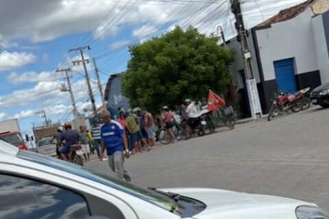 Colisão entre duas motocicletas deixa mulher ferida no Centro de Quixeramobim neste sábado (1º)