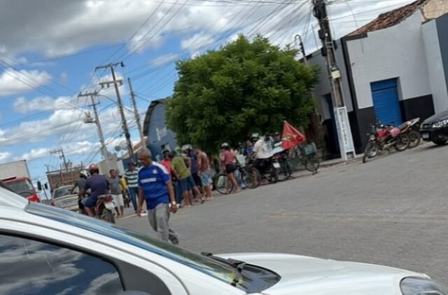 Colisão entre duas motocicletas deixa mulher ferida no Centro de Quixeramobim neste sábado (1º)