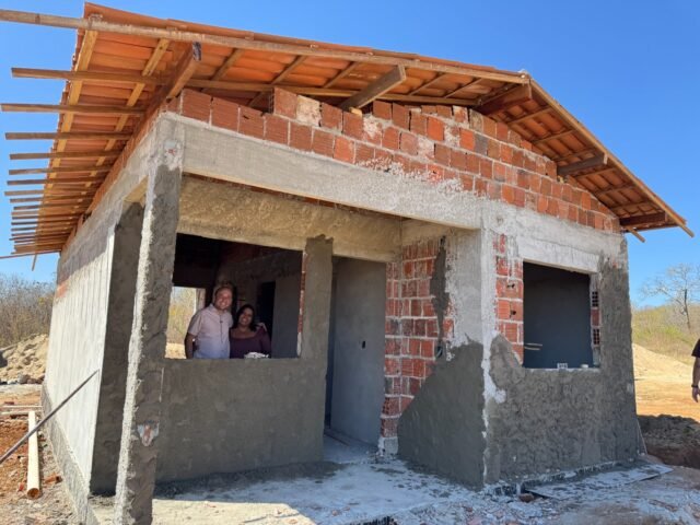 Milhã assina ordem de serviço para construção de moradias que beneficiarão 70 famílias