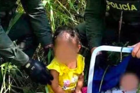 Menina passa a noite abraçada ao irmão bebê em área de mata na Colômbia até serem resgatados pela polícia